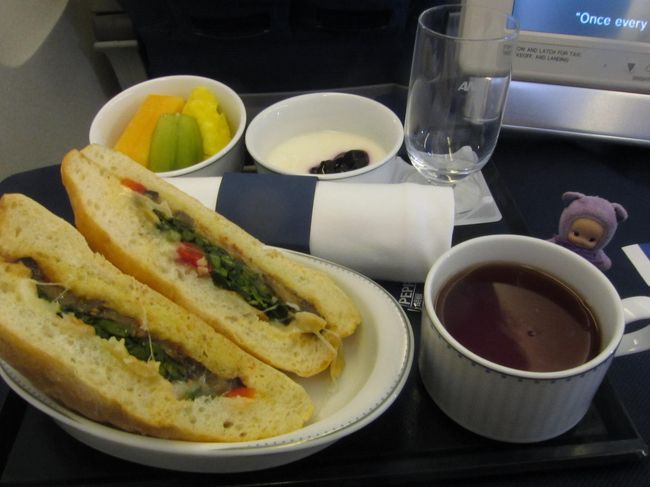 着陸前の軽食はホットサンド。<br />映画を2本見て、のんびりしていたらもう日本です。