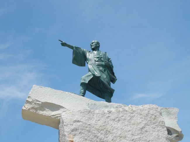 青い空の下、彼方を指差す彼は誰だろう。