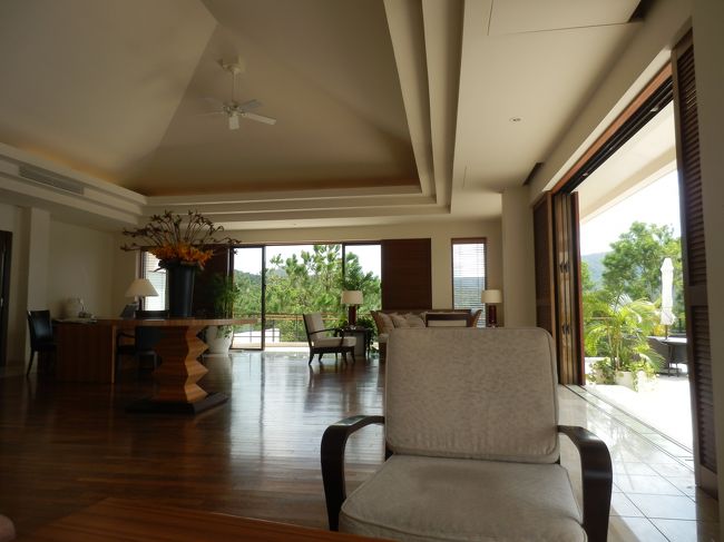 初日・二日目と連泊するのは、ジ・アッタテラス。<br /><br />口コミの評判も高く、楽しみにしてたホテルです。<br /><br />開放感に溢れた受付をしたフロア。