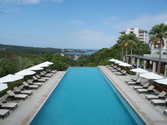 このすぐ下にプールが広がります。<br /><br />う〜ん、リゾートな雰囲気。<br /><br />ビーチチェアに座ると、チェアにタオルをさっと敷いてくれる。<br /><br />こういうスマートなサービスがあって素敵です。