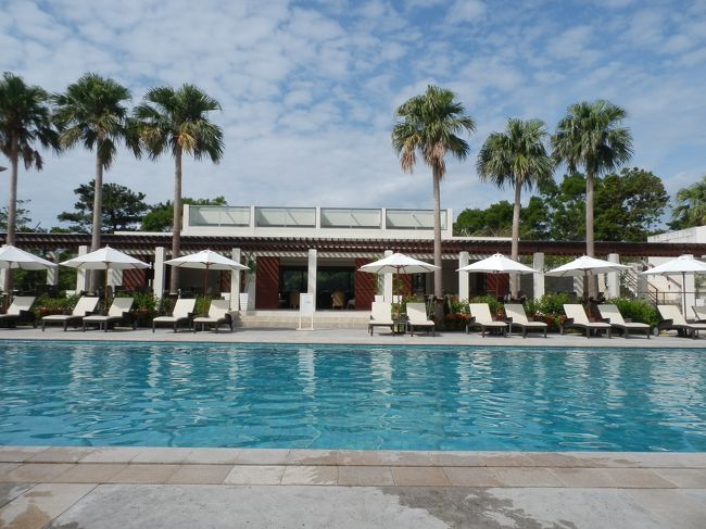 正面に見えるのがライブラリールーム。<br /><br />ティータイムサービス中はドリンクや軽食がフリーでいただけます。<br /><br />