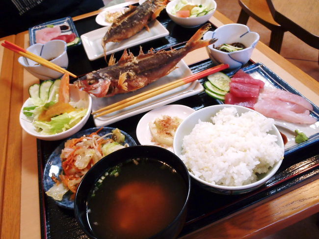 宿の夕飯を食べて、お休みなさい。