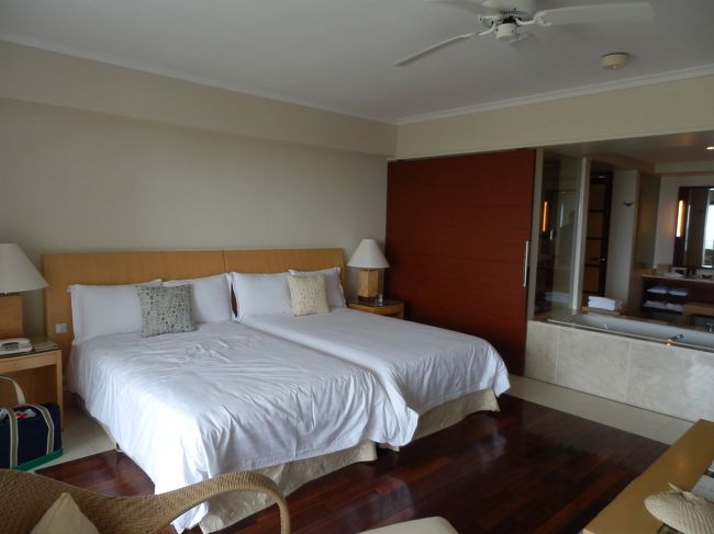 部屋はタワー棟の４階。<br /><br />豪華ではないけど落ち着いた造り。<br /><br />広々とした空間。