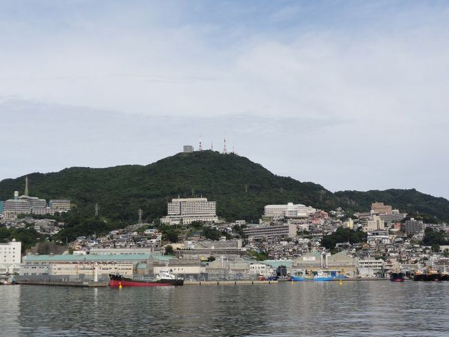 昨晩夜景を堪能した稲佐山が見えます。
