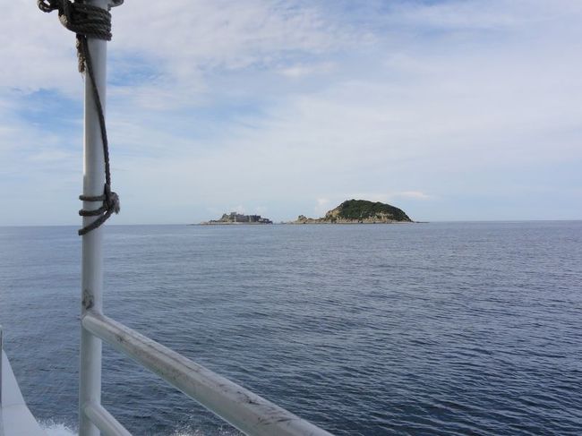 そうこうしているうちに軍艦島が遠くに見えてきました。