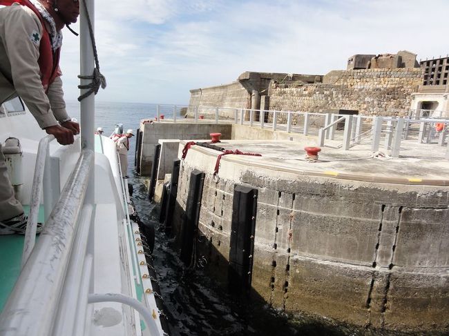 接岸です。天候や状況によっては上陸ができない場合もあるそうです。今回は無事上陸できました。