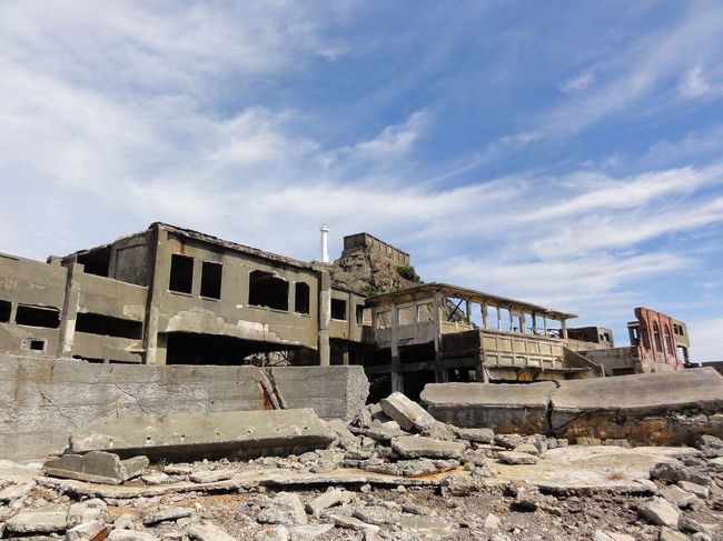 コンクリートの建物は海に面して30年以上放置してこのくらいになるんですね。