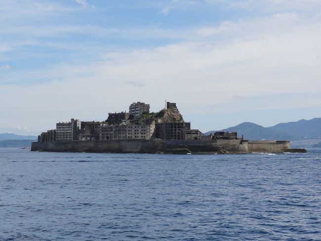 軍艦島を離れるとき、もっとも軍艦に見えるポイントまで船を動かしてくれます。<br /><br />旧海軍土佐のシルエットに似ているそうです。