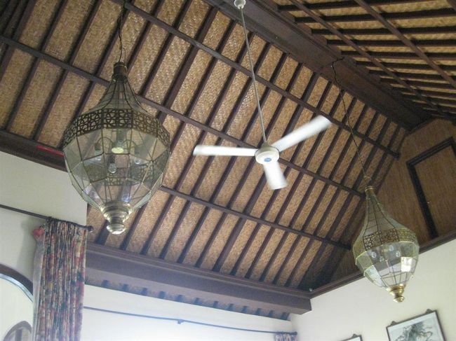 高い天井に、素敵なランプ。<br /><br />ファンとエアコン付