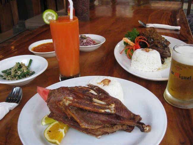 さて、第一日目のお夕飯は、<br /><br />もう決めてあったのです。<br /><br />多くの人が絶賛のダック料理レストラン<br /><br />Bebek　Bengil<br /><br />ホテルから歩いてすぐのところにありました。<br />表からはわからなかったけど、奥行きが広くって<br />ずんずんはいっていった東屋っぽいお席でいただきました。<br />もちろんライスフィールドVIEWです。<br /><br />私はお勧めのダックのから揚げ。皮もパリパリ〜<br />旦那はグリルダック、こっちはお肉が柔らかくソースのお味も<br />美味。82000Rps/84000Rpsです。パパイヤジュース25000Rpsもおいしいよ。<br /><br />見た目より量が少ない。ので食べたときは腹八分目だったけど<br />あとでおなかがすいちゃった。<br /><br />もう一品なんかたのんでもよかったな。<br /><br /><br />