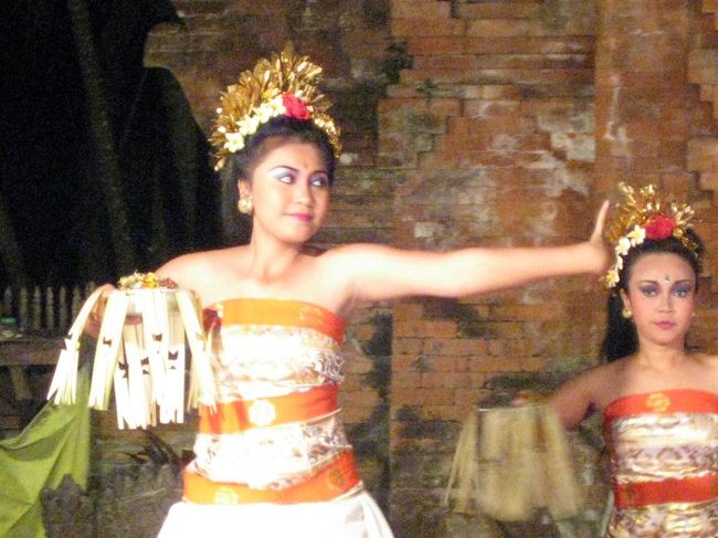 ご飯食べた後は、これまた徒歩圏内のArma美術館でやってる<br />Legon　ダンスを見に行きました。<br /><br />７：30〜<br /><br />ウブドはいたるところで毎日ダンスをやってます。<br />ホテルに演目表があります。<br /><br />BarongやKehakも別の日に見ようかなって思ってたけど<br />結局見たのはこれだけ。<br /><br />75000Rps