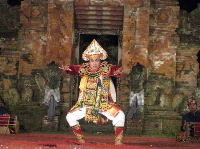 仮面をつけた人の踊りなどなど色んな踊りがみれたけど<br />最初の５人の女の人の踊りが一番良かった。<br /><br />独特の緩やかな音色はなんともいえないバリらしさがあります。<br /><br />途中からばらばらと小雨がふってきて、<br />終わる頃には結構な雨に。<br /><br />ずぶぬれってほどでもないけどね。<br /><br />今、乾季じゃなかったっけ？