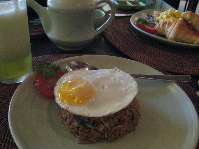 朝ごはんです。<br /><br />レストランでいただきました。<br /><br />私はナシゴレン、だんなはクロワッサンと玉子。<br />今朝のジュースはハニードュウ