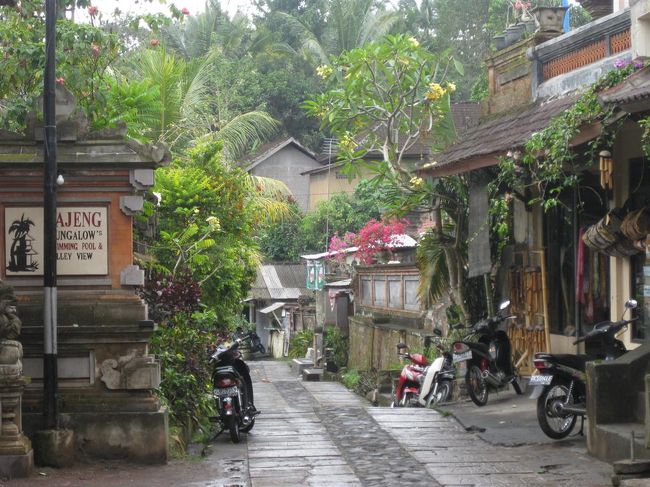 雨がやんだあとは王宮横の路地を当てもなく散策<br /><br />濡れた石畳がいい感じ。