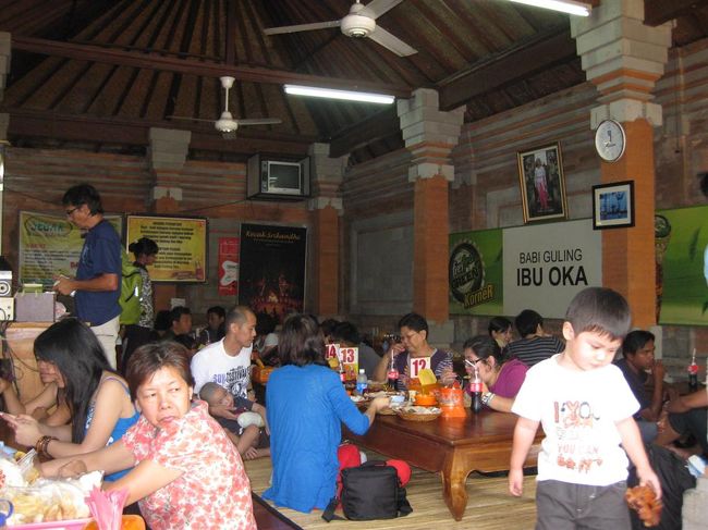 お昼ごはんの時間。<br /><br />WARUNG BABI GULING<br />IBU OKA<br /><br />豚の丸焼きの人気店。ここもすでに行くと決めていたところ。<br /><br />観光客よりも地元の人でいっぱいでした。<br /><br />王宮の前にあります。