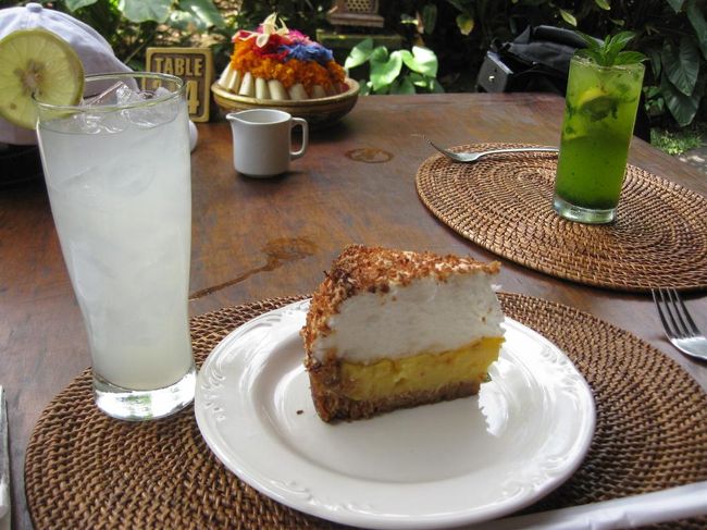 お昼のあとはお買い物。<br />ハノマン通り〜デウィシタ通り〜モンキーフォレスト通り<br />をぶらぶらしながらホテルへ。<br />（ウブドの歩道、がたがたで、穴が開いてたりするので<br />足元注意です！）<br /><br /><br />途中一回お茶タイム。<br /><br />モンキーフォレスト通りにある<br />Cafe　Wayan<br />ここも観光客に人気のカフェ。<br /><br />ちょうど歩きつかれ、なおかつトイレにいきたくなったころに<br />タイミングよくあらわれたので入りました。<br /><br />ココナッツメレンゲケーキ（25000Rps)、めちゃうまです！！<br />大きいけどメレンゲなのでペロンと食べちゃった。<br />お供はレモンジュース。<br /><br />モンキーフォレスト通りって坂になっててね、幸いホテルに向かうには下り<br />だったのでよかった〜。そして曇りだったのがなおよかった。<br /><br />暑いのよ晴れるとさ、、