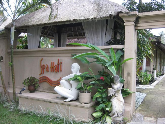 夕方から何したって？<br /><br />マッサージですよ。<br /><br />SPA　HATI<br />http://www.spahati.com/spatreatments.html<br />ここの<br />Double Delight 1 hour / 275.000 IDR<br />超お勧めです。<br />２人のセラピストさんがやってくれるの。贅沢〜<br />頭のマッサージしてるときにもう一人は足してくれて<br />ああああ、、もう極楽〜〜<br /><br />旦那は、バリ島一番の思い出はここのスパ！っていうぐらい気に入った様子。<br />ネットから予約をいれて、すぐに返事もくれるし送迎もちゃんと時間通りにきたし、マッサージも上手だし、大満足。<br /><br />マッサージ後のスパでゆったりしてたらフルーツとジンジャーTEAを<br />もってきてくれた。