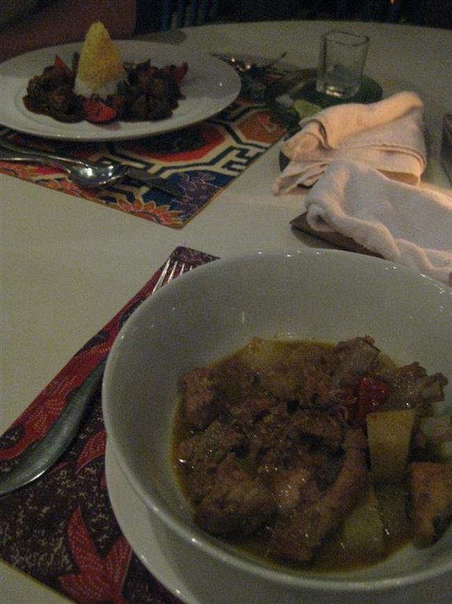 ホテルの戻ってきて、さて、夕飯どうしょうか？<br /><br />決めてなかったのでホテルの人に徒歩圏内お勧めを聞きました。<br /><br />ホテルの隣、”Warung　Enak"<br />見た目洋風チックな外観だけど、<br />メニューは思いっきりインドネシアン。<br /><br />写真付だからわかりやすい。<br />知らない料理がたくさんで興味深かった。<br /><br />私のは豚のリブを煮込んだもの（手前）70000Rps<br />旦那のは豚の三段ばら肉をケチャップで煮たもの65000Rps<br /><br />どっちもお肉とろとろでおいしかった。<br /><br />バリ焼酎　ARAKも飲んだよ。（14000Rps)