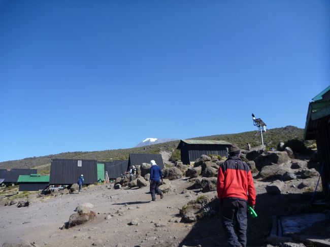 翌朝も快晴です。頂上はまだまだ遠くに見えます。<br />今日は4000m付近のゼブラロックまで高所順応日です。