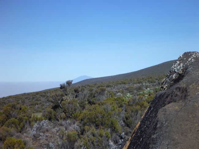 雲海からメルー山が見えました。