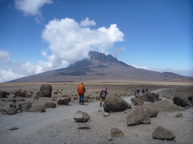 キボハットまであと少し、気がつけばマウェンジ峰の裏まで来ました。