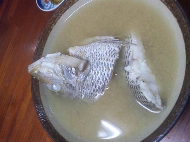 晩御飯は外に食べに。<br /><br />アッタテラスから車で少し行ったところにある「福寿し」さんで。<br /><br />値段はリーズナブル。<br />寿司とゴーヤチャンプルーをいただきました。<br /><br />ちなみに写真のはアラ汁。<br />アラっていうかまんま魚一匹です。