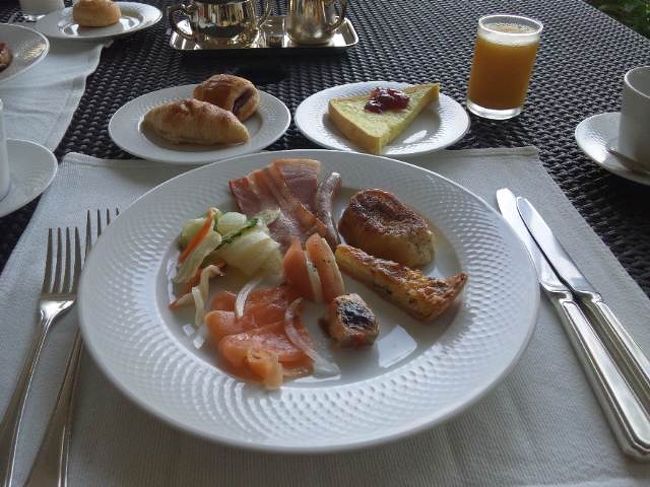 早めの就寝だったので、<br />眼が覚めるのも勿論早い。<br /><br />朝食開始時間になったら早速出かけます。<br /><br />期待値が高くなってたせいで、<br />思ったより品数が少ないように感じたものの、<br />キッシュ、サーモン、チーズ、ソーセージ等<br />どれも味は良かったです。