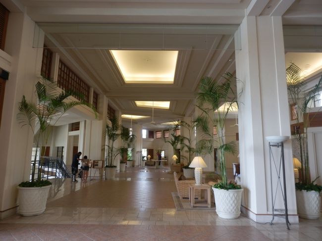 ブセナテラスのビーチやプールも使えるとのことだったので、<br />せっかくだからと行ってみます。<br /><br />アッタテラスからシャトルバスも出てるけど、<br />時間が決まってるので、自分のレンタカーで。<br /><br />ホテルの規模はさすがに大きい。<br /><br />あとは乳児〜幼児ぐらいのお子様たちが思った以上に多い印象。