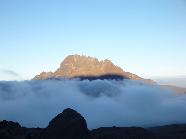 夕食までの間、キボハットから少し登り、雲海のマウェンジ峰を見ました。