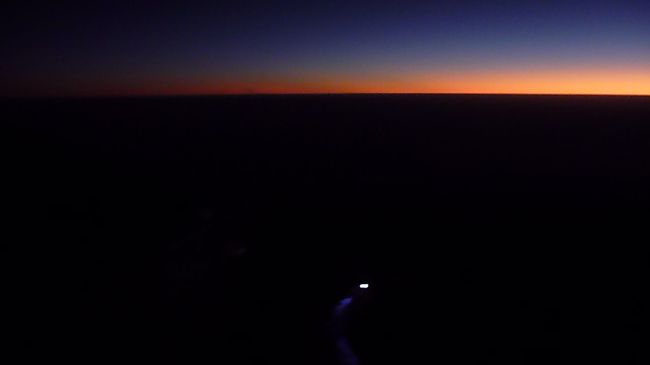 しばらくすると地平線が明るくなりました。