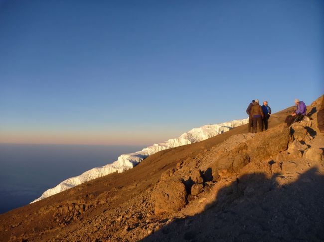 ウフルピーク付近から見える氷河。麓からは小さく見えましたが、<br />実際見るとかなり大きかったです。