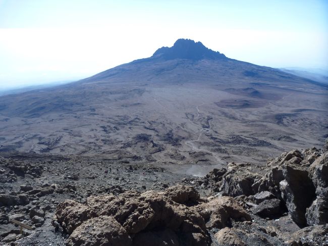 マウェンジ峰と下山路が見えます。行程中この日が一番しんどいです