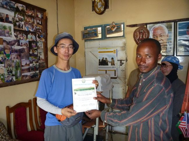 登頂証明書をもらいガイドの「ハミス」と記念撮影