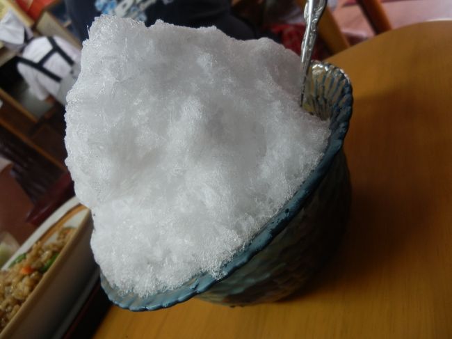 ぜんざい(下に金時豆がたっぷり)をいただきます。<br /><br />普通のカキ氷より氷が細かくて旨い。<br />豆も旨い。<br /><br />これで300円もしないんだから安いな〜。<br />(宇治金時ミルクは350円か380円だったかな)<br />