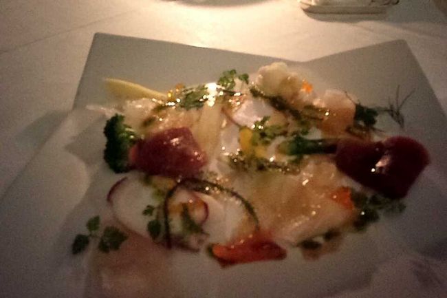 ホテルは連泊＋夕食１回付プランで取ったので、<br />本日の夕食はアッタテラスで。<br /><br />イタリアンのコース。<br /><br />まずはカルパッチョ。<br /><br />