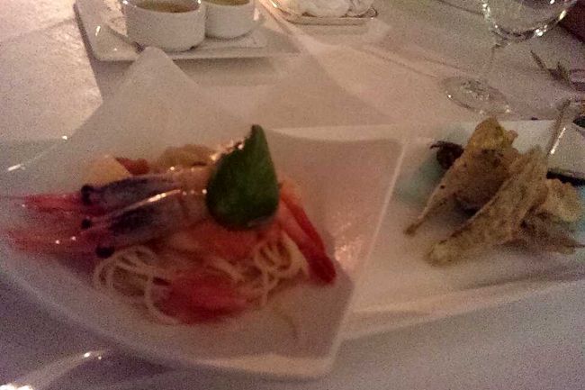 続いてトマトと桃の冷製パスタと野菜のフリット。<br />(パスタに乗ってるエビは桃やトマトと合わないような・・・)