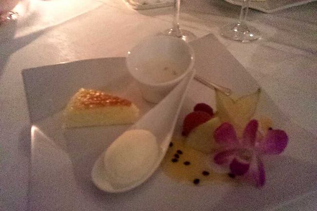 そしてデザート。<br /><br />それぞれ美味しかったんだけど・・・<br />それを台無しにするのが、料理がサーブされる速度。<br /><br />次の皿が出てくるまで30分以上かかってます。<br /><br />全部食べ終わるまでみっちり２時間半以上。<br /><br />デザート後のコーヒーまで飲んでからチェックしてたら<br />完全に３時間かかります。<br /><br />いくらなんでも長すぎでしょう。<br /><br />サービスするスタッフも明らかに足りてないようだったし、<br />ここは改善して欲しいところ。<br /><br />せっかく他がいいのに勿体無い。<br />