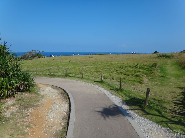 駐車場を抜けると遊歩道になっています。