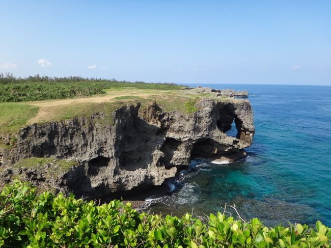サンゴ礁の海に切り立つ断崖で有名な万座毛です。