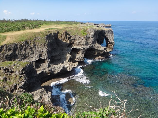写真では伝わりにくいですが、<br />海が青くキレイです。<br /><br />長い年月をかけて波がサンゴ礁を浸食したんですね。