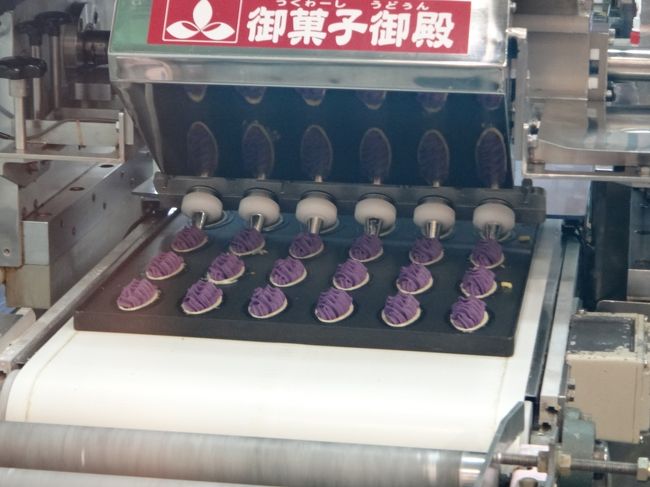 恩納店で、<br />店内から製造ラインを見ることが出来ます。