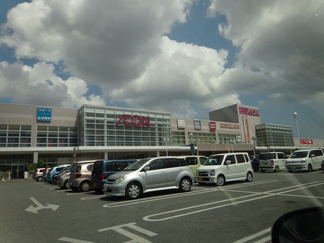 ナゴパイナップルパークへ行く前に、<br />イオン名護店に寄りお土産を買うことにします。<br /><br />何だかあやしい雲が出て来ました。<br /><br /><br />イオン名護店：<br />http://www.aeon-ryukyu.jp/store/aeon/nago/