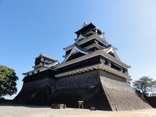 熊本に移動です。<br /><br />熊本といえば熊本城です。再建されたコンクリート造りですが、かっこいいです。