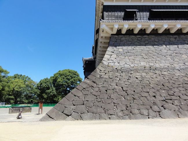 有名な武者返しですね。一瞬登れそうに見えるあたりが憎いですね。