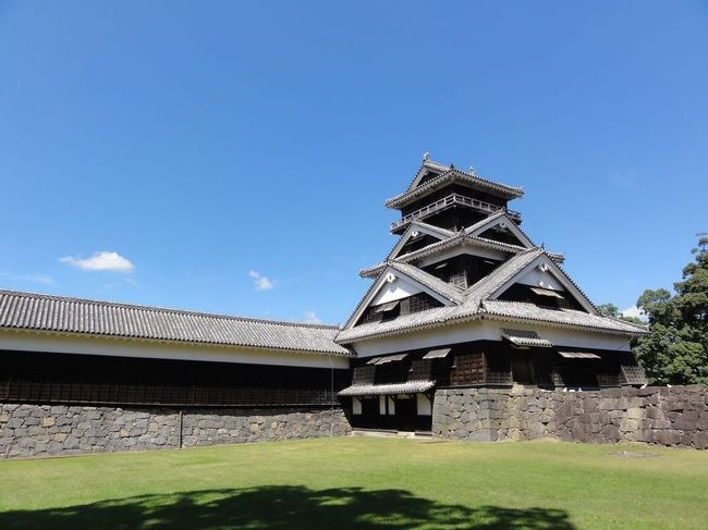 一瞬天守に見えますが、宇土櫓という櫓です。熊本城で唯一当時のまま残っている貴重な建物で重要文化財です。<br /><br />
