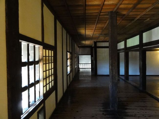 これは武者走りという廊下です。櫓は戦のためにあるので、武士が動きやすいように廊下が作られています。