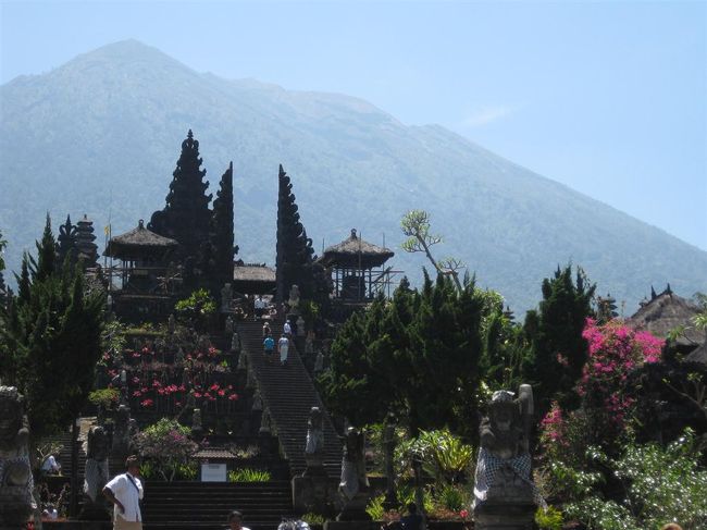 ブサキ寺院<br /><br />駐車場から結構歩きます。<br /><br />バリで一番大きなお寺だそうで。<br /><br />ここは、、、<br /><br />すごく良かった！！！！<br /><br />アジアの色んな寺院を見てるけどTOP10には確実に入る！<br /><br />なが〜い階段の先に割れ門、背後にはAGUNG山がそびえたち<br />荘厳な雰囲気。<br /><br />お日柄がいいのかあちらこちらで結婚式の用意がされていた。