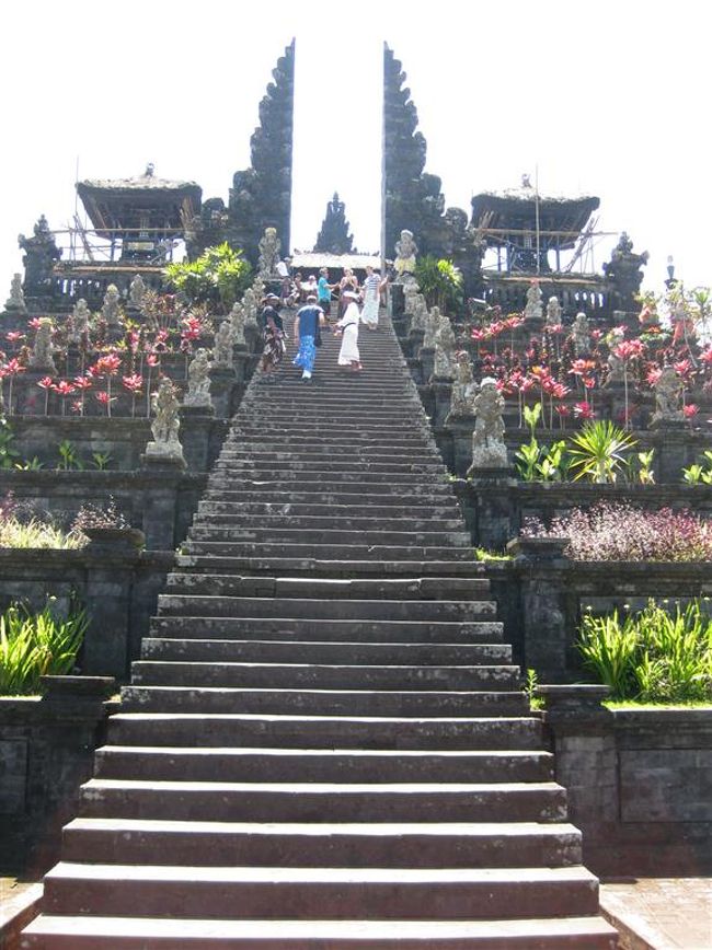 ガイドさんが<br />”じゃあ、階段を上がってきてください、私はここで待ってます。”というのであがったら現地の係員みたいな人がいて、<br />”この先へはいるのは僕らが案内しないといけない”<br />とかなんとか、お金いるの？ってきいたらいらない、寄付だけでいい。とのこと<br /><br />なんかちょろんと案内してもらっておわりに10000RPS渡したら<br />少ない！もっとよこせ！だって、、、<br /><br />いえいえ、10000RPSが妥当です。って強く言ったら消えていった。<br /><br />そうこうしている内にガイドさんがあがってきて、<br />”戻ってこないからみにきた”だって、、、。<br /><br />彼曰く、階段上がってすぐもどってくるとおもっていた、普通は中には入れない、中に入った人はあなたたちが始めてだ、チップを要求されることも知らなかった。<br /><br />そうで、、<br /><br />本当に普段は階段上がった先には入れないのかどうなのかは知りません。<br /><br />まっ、、どっちでもいいんですけどね、、。