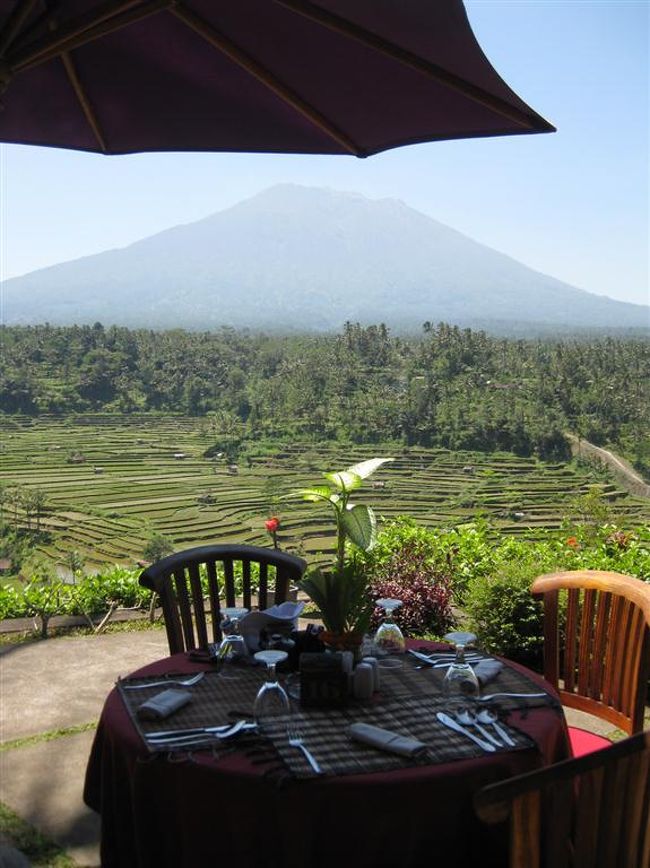 次はね、Mahagiri<br /><br />ここは誰かのブログで紹介されていてその風景にズキューン！<br />されて、絶対に行ってみたかった所。<br /><br />幸いお天気もよくすばらしい眺めでしたよ。<br /><br />個人的にはキンタマーによりこっちの方が断然好き。<br />ライスフィールドにAGUNG山を見ながらのお昼ご飯は最高です！<br />