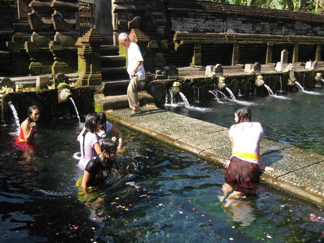 ティルタエンプル<br /><br />ここは予定になかったところなんだけど、<br />空港でもらった日本語のパンフレットにパワースポットとして紹介されていて、行きたくなったの。<br /><br />地元の人が沐浴していた。<br />気持ちよさそう、、、。私もしたかった。<br /><br />とりあえず顔だけ洗ってみた。<br /><br />すがすがし〜気持ちいい〜